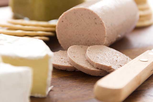 Liverwurst Con Queso Y Galletas En Una Mesa De Madera.