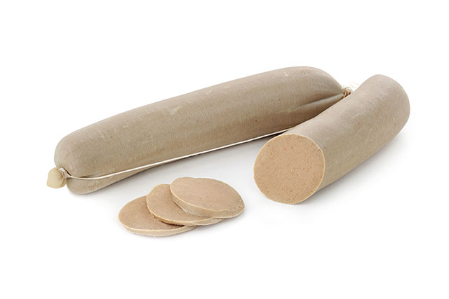 Salchichas De Liverwurst Enteras Cerca De Rebanadas.