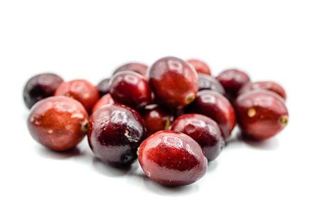 Montón de arándanos frescos cerca uno del otro.