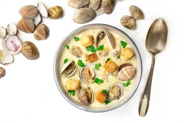 Un tazón de sopa de almejas.
