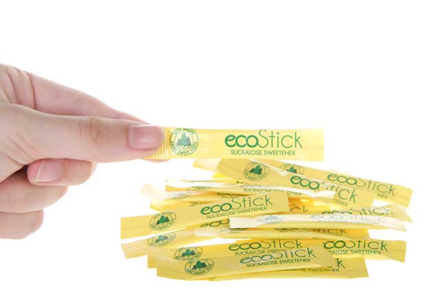 Edulcorante de sucralosa en paquetes de barra amarilla.