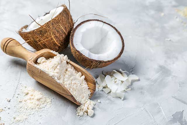 Harina De Coco Cerca De Dos Medios De Coco.