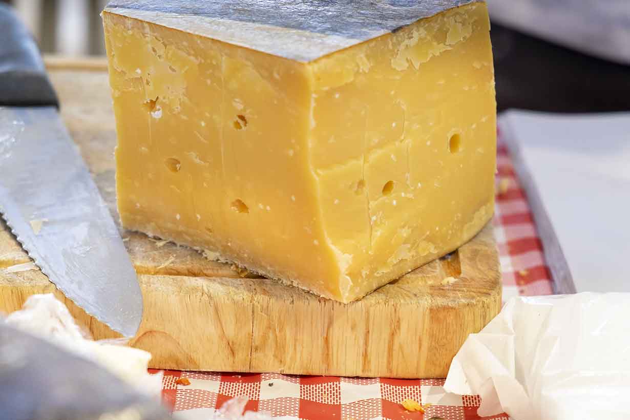 Edad Queso Gouda De La Vendimia En Una Tabla De Madera.