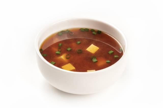 Tazón de sopa de miso japonesa.