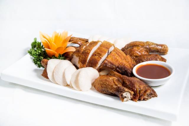 Pollo Cantonés Asado Servido Con Salsa Tauco.