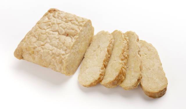 Chips de tempeh indonesio (cuajada de soja fermentada).