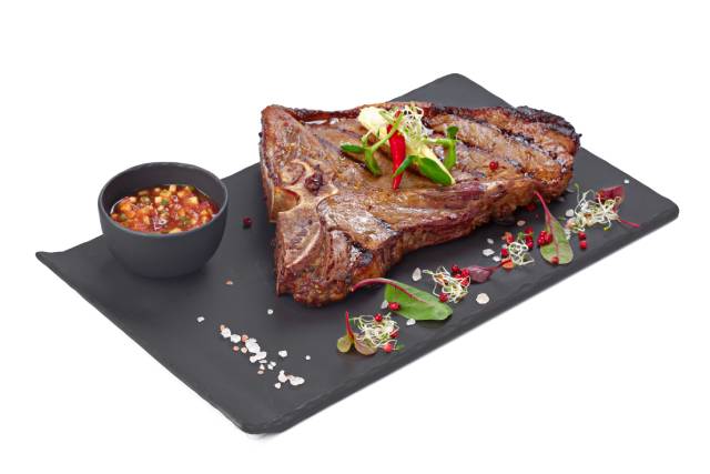 Filete Cocinado En Plato Negro.
