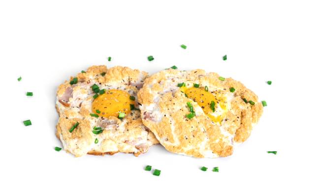 Dos huevos al horno con jamón, queso y cebollín.