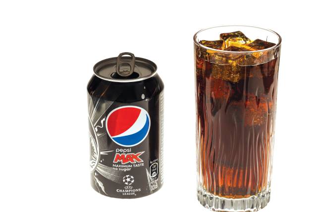 Lata de Pepsi Max cerca de un vaso lleno.