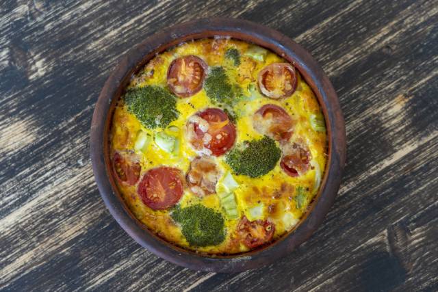 Frittata de verduras en un cuenco de cerámica.