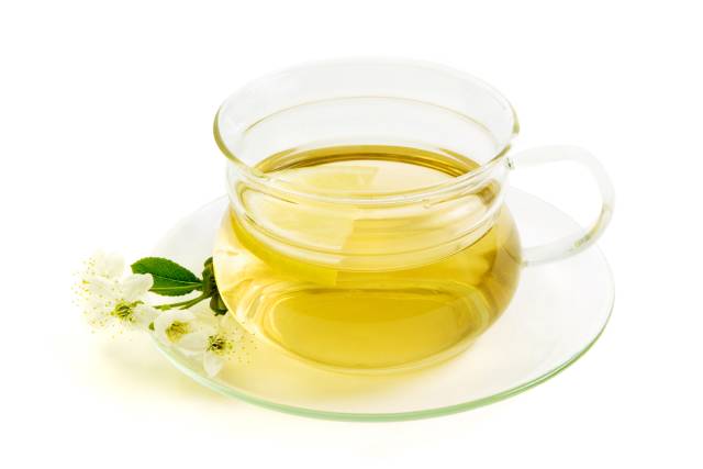 Vaso de té de limón a base de hierbas.