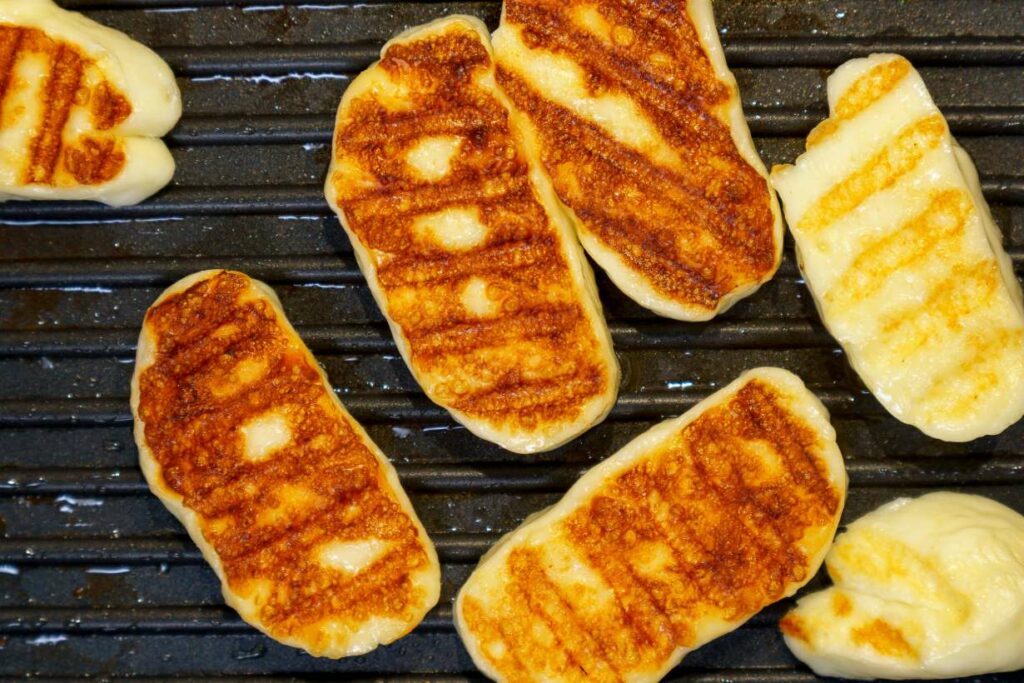 Chips de queso Halloumi a la parrilla.