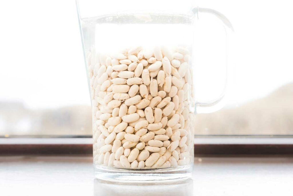 Frijoles Cannellini en un vaso limpio.