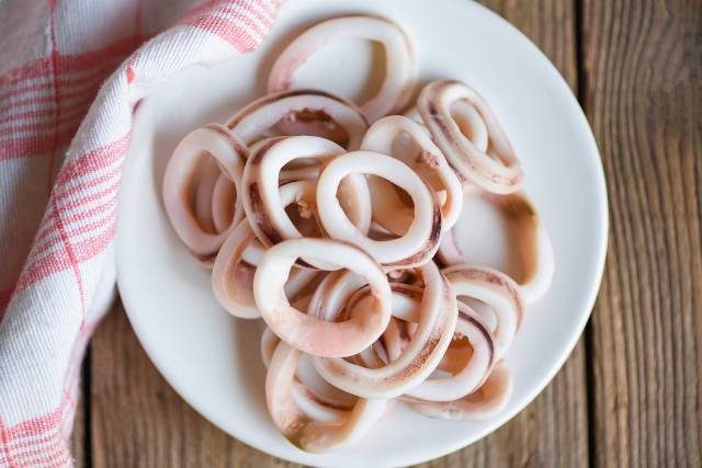 Anillos De Calamar Cocidos En Un Plato.