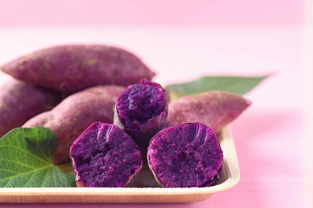 Batatas Moradas - Cortadas Enteras y Abiertas mostrando su carne.